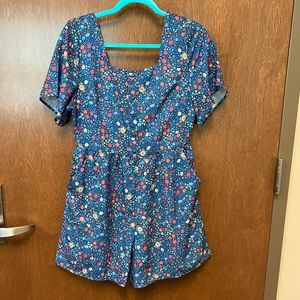 NEW women’s size M floral romper. Has pockets.